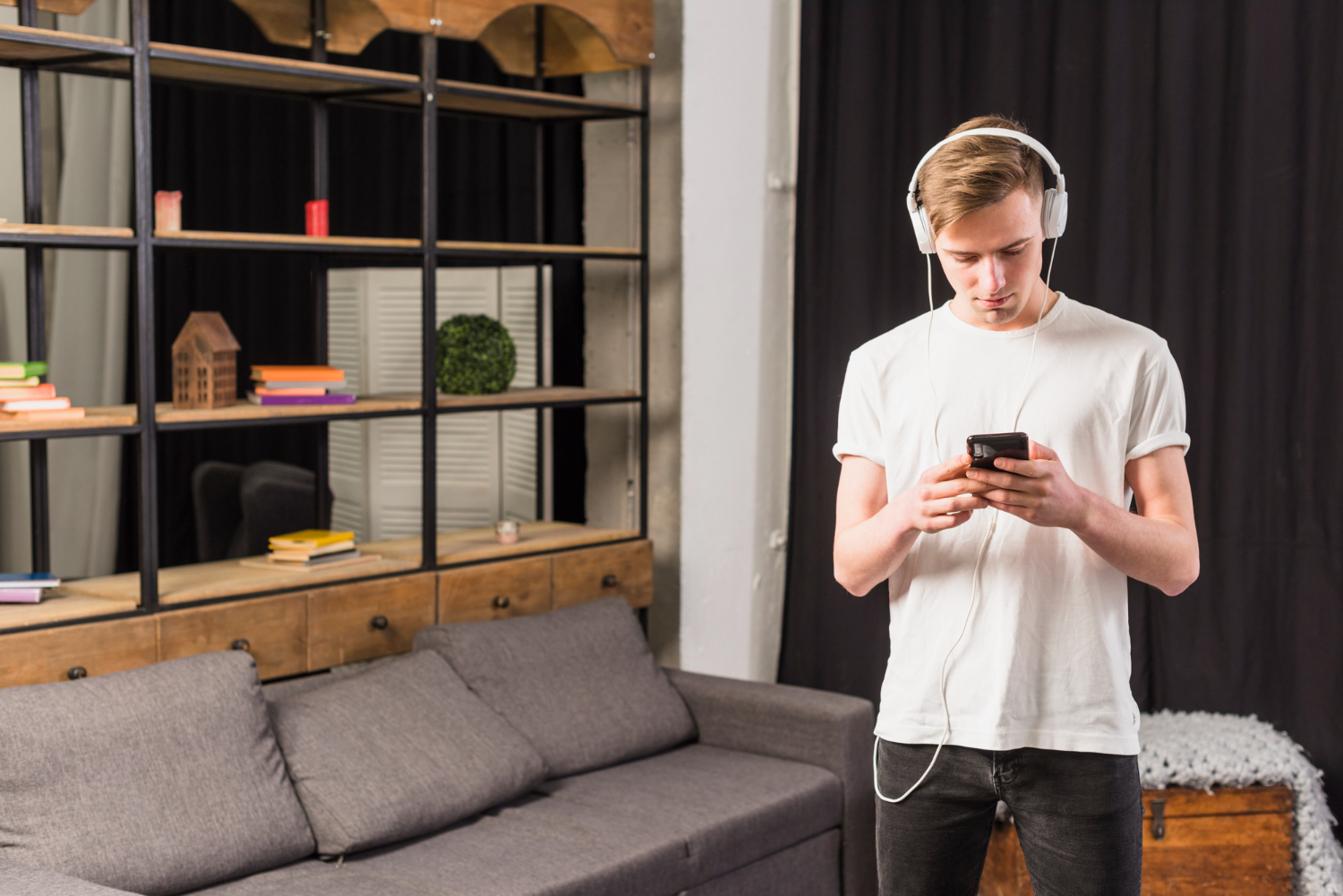 Trucos para usar el teléfono con una sola mano: asigna toques traseros a la linterna, la cámara, Shazam, códigos de pago y notas de voz para realizar acciones sin esfuerzo.